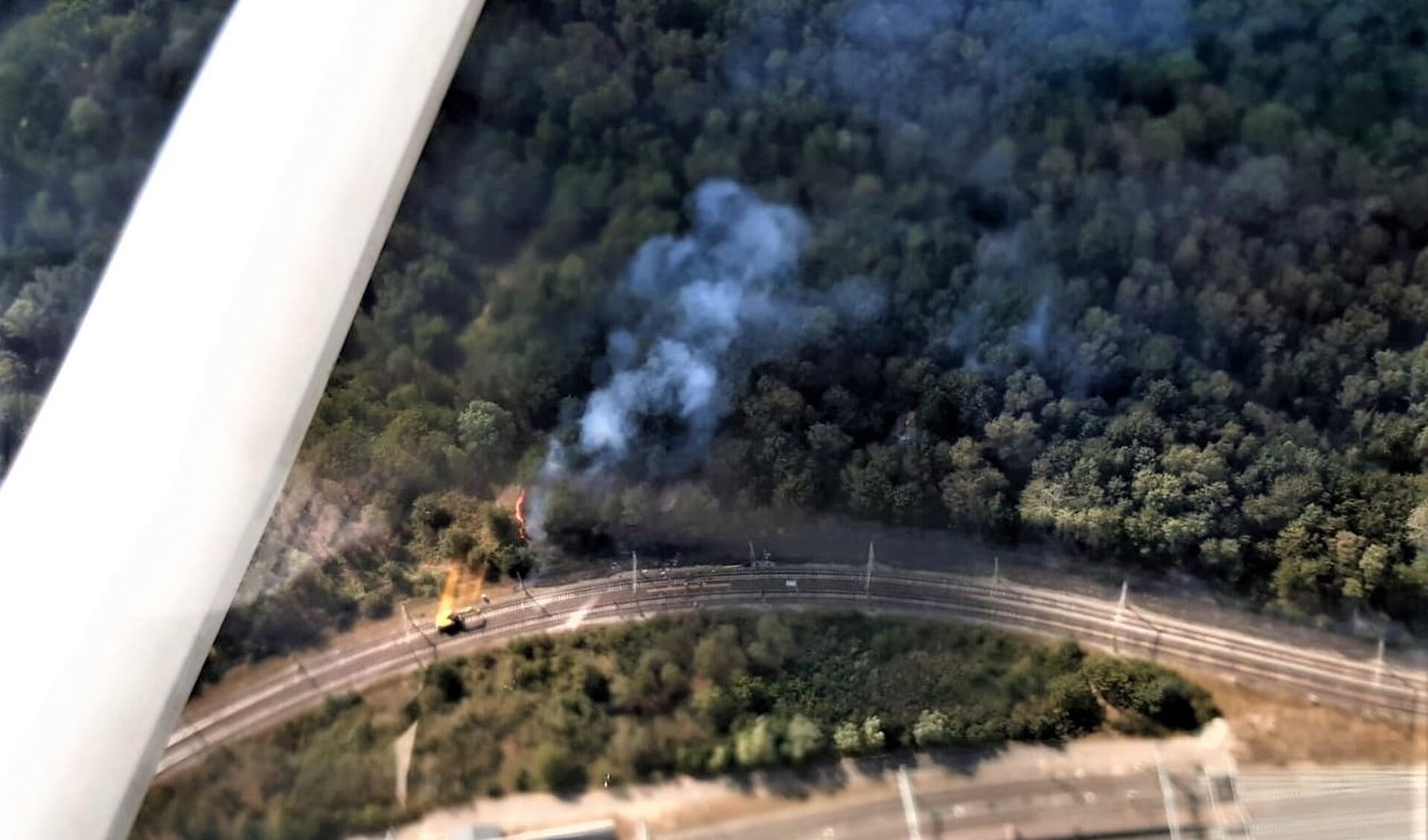 Luchtfoto van de brand bij het rangeerterrein van de NS in Amersfoort