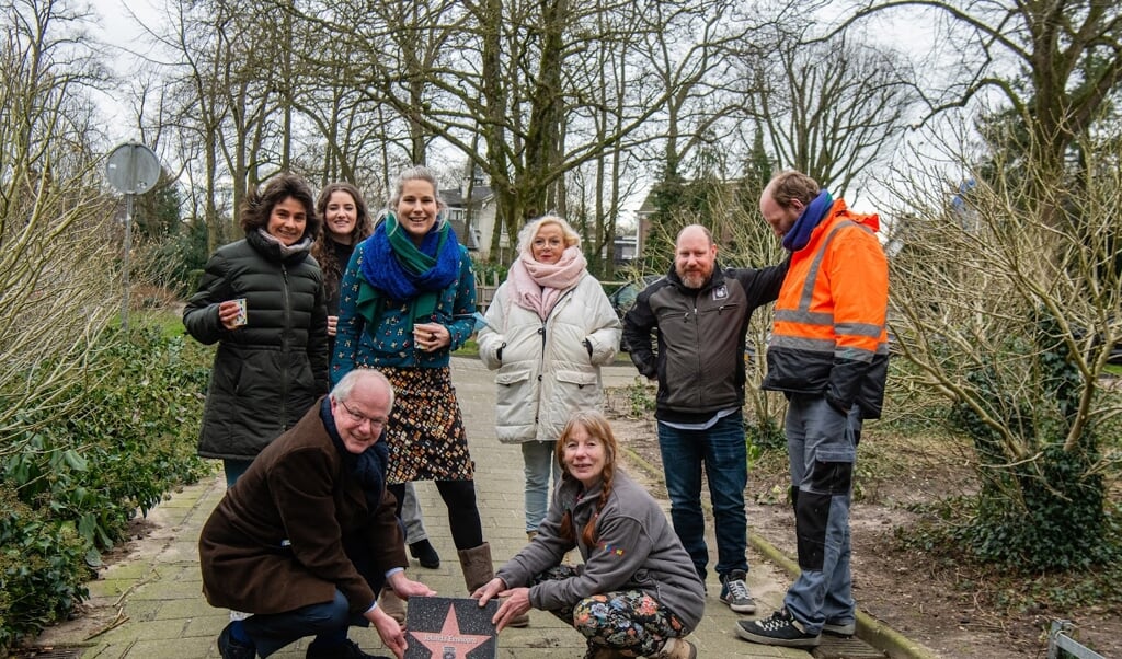 Jolanda Eenhoorn is de Vrijwilliger van het jaar 2021 in Zeist. Wethouder Marcel Fluitman helpt Jolanda met het plaatsen van haar Walk of Fame Steen.  