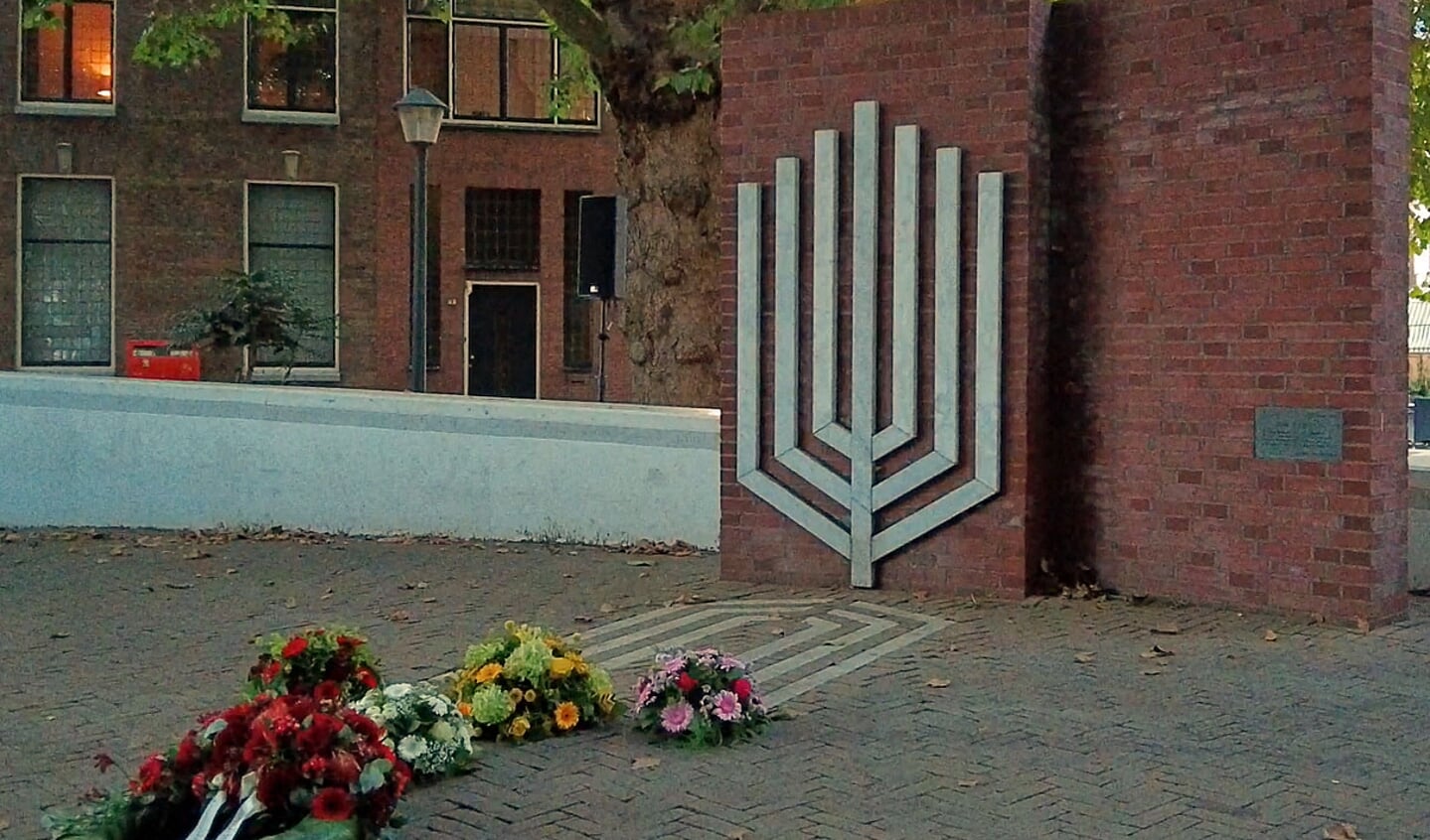 Herdenken scholieren bij Joods Monument aan het Melkpad,