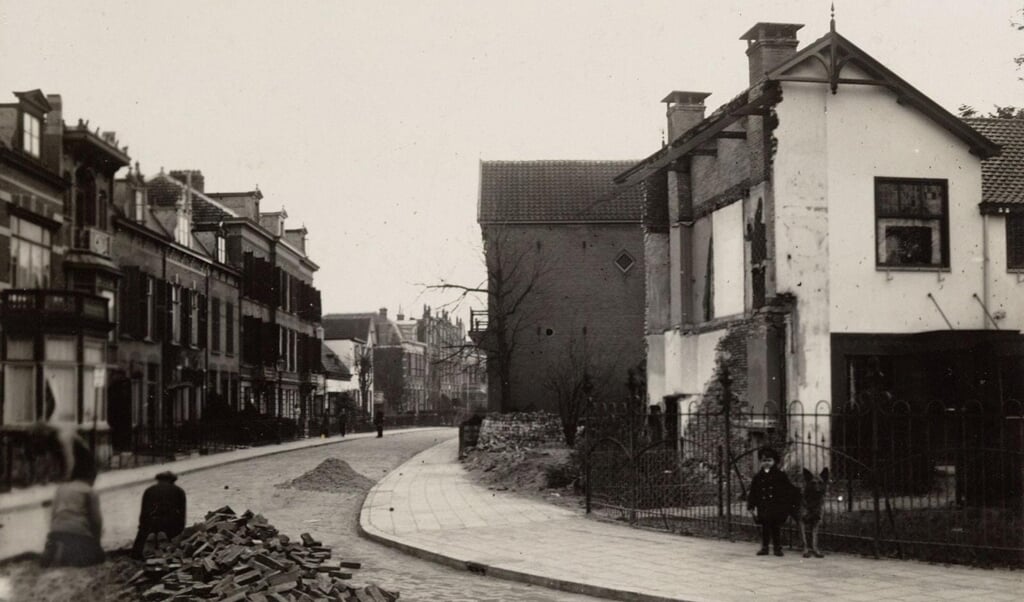 Een foto van de Bergstraat uit 1926 waar een huis gesloopt wordt, terwijl hetzelfde huis er in 2022 nog altijd staat. 