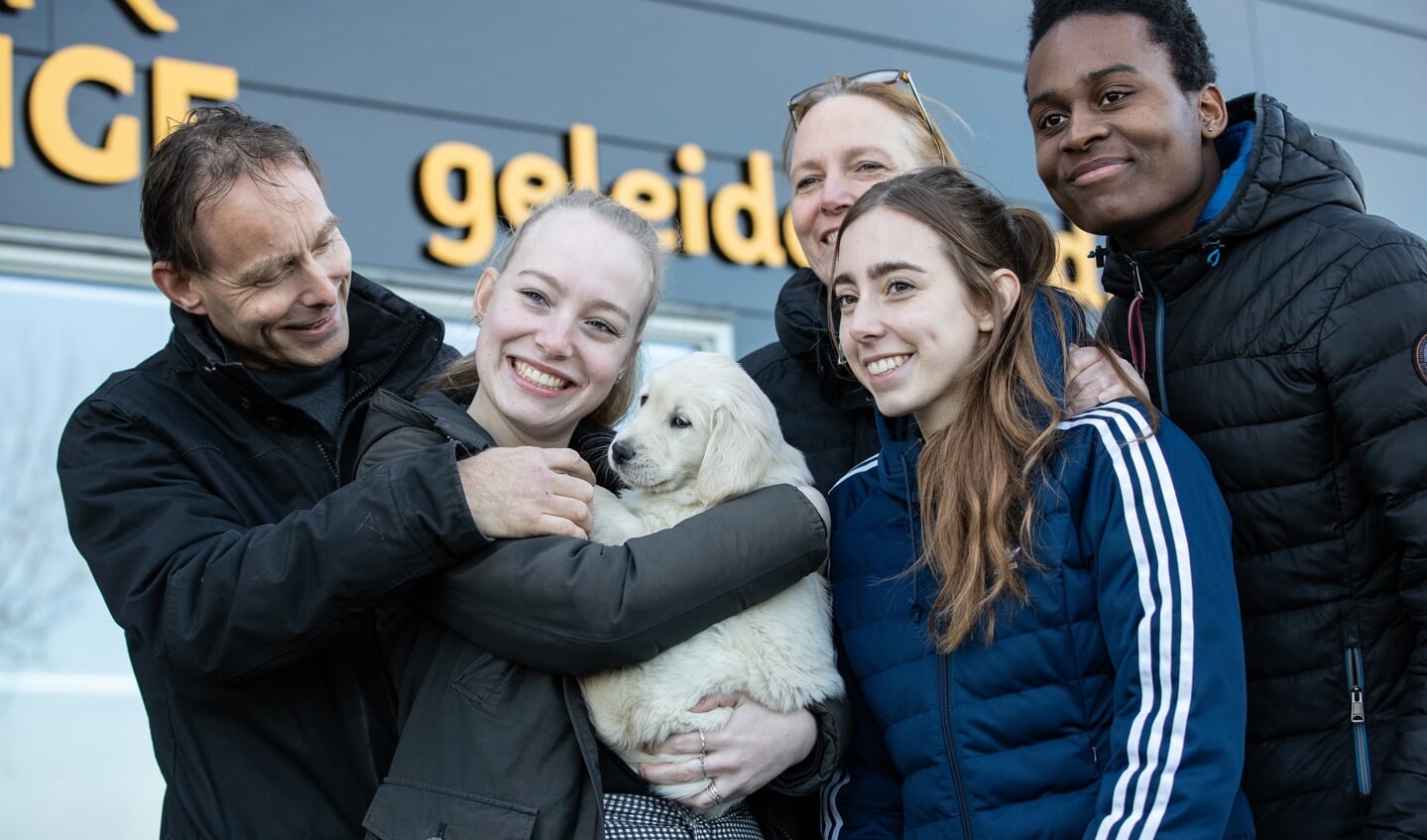 Puppypleeggezin met pup.