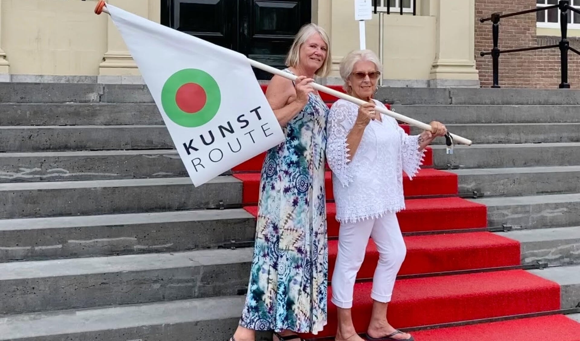 Nel Barnier en Rina van Kilsdonk zitten in de organisatie en poseren op de trappen van Slot Zeist.