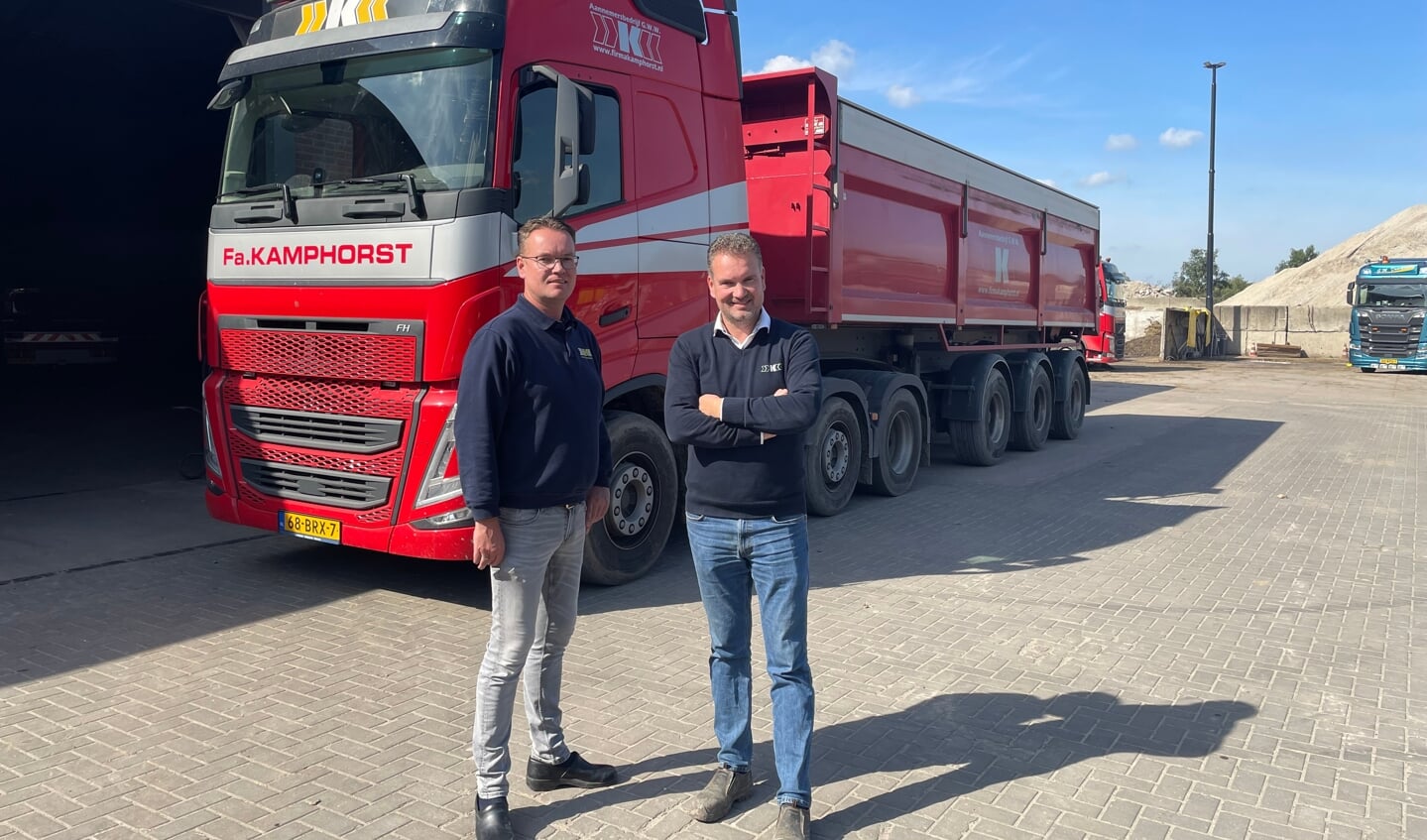 Leendert (links) en Jan Kamphorst, de derde generatie van het familiebedrijf uit Ermelo dat zich specialiseert in aannemerij, grond- en straatwerk en recycling.