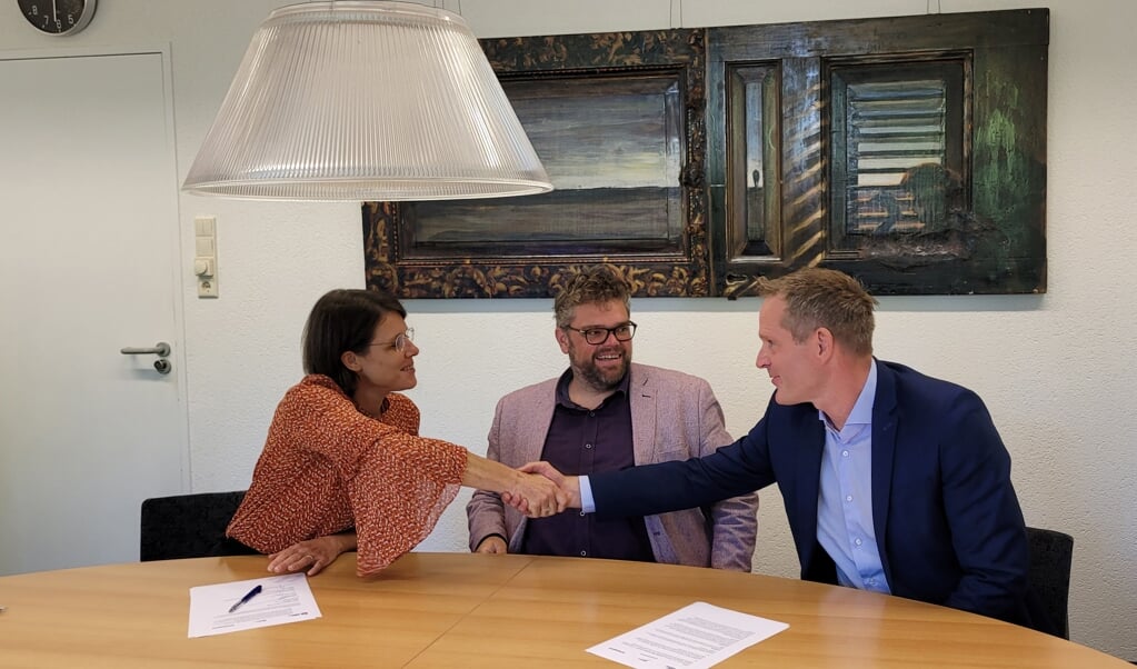 De ondertekening van de intentieverklaring op het gemeentehuis, van links naar rechts: Astrid Janssen
(wethouder Duurzaamheid), Valentijn Kleijnen (Warmtebedrijf Amersfoort) en Patrick Gaynor
(Waterschap Vallei en Veluwe)