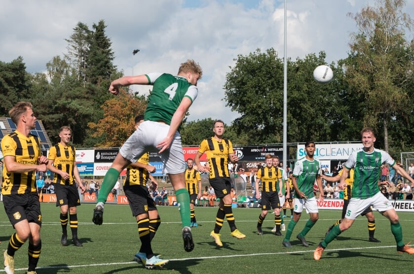 Bruce Lücke kopt in minuut 69 de 2-1 binnen en zet VVOG op weg naar winst. (foto: Jaap Hop)
