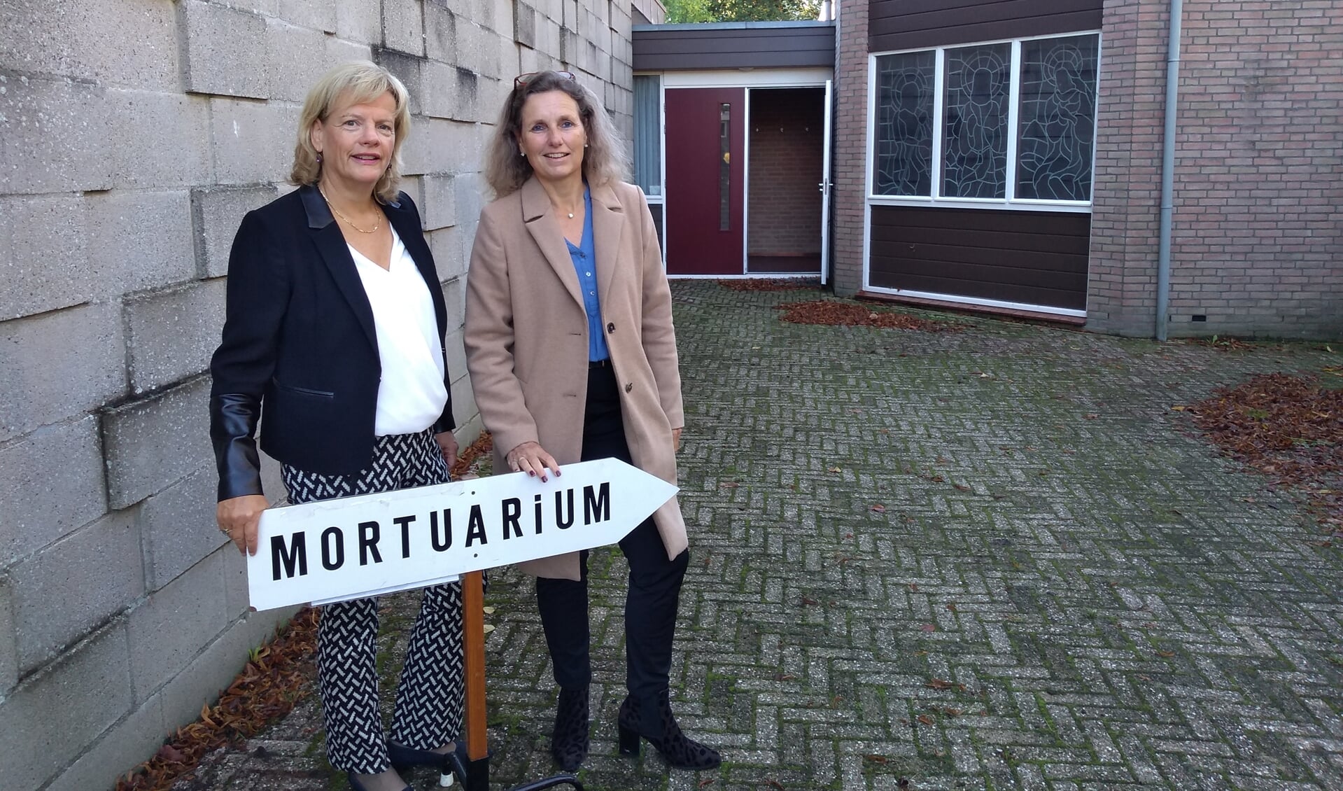 Madeleine Groenhof en Jeanette Noordhof zorgen samen voor een nieuwe inrichting van het mortuarium in Odijk