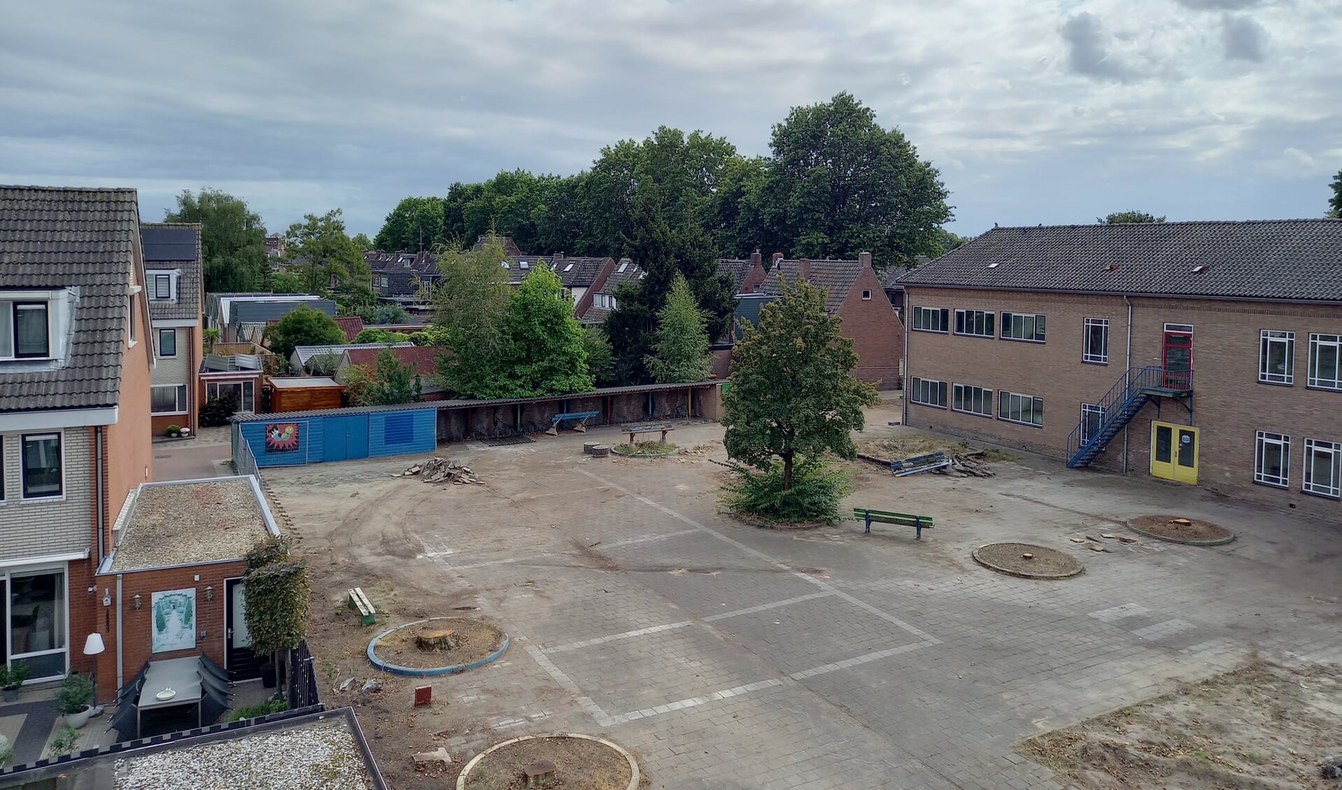 Op een deel van het oude schoolplein komen parkeerplaatsen.
