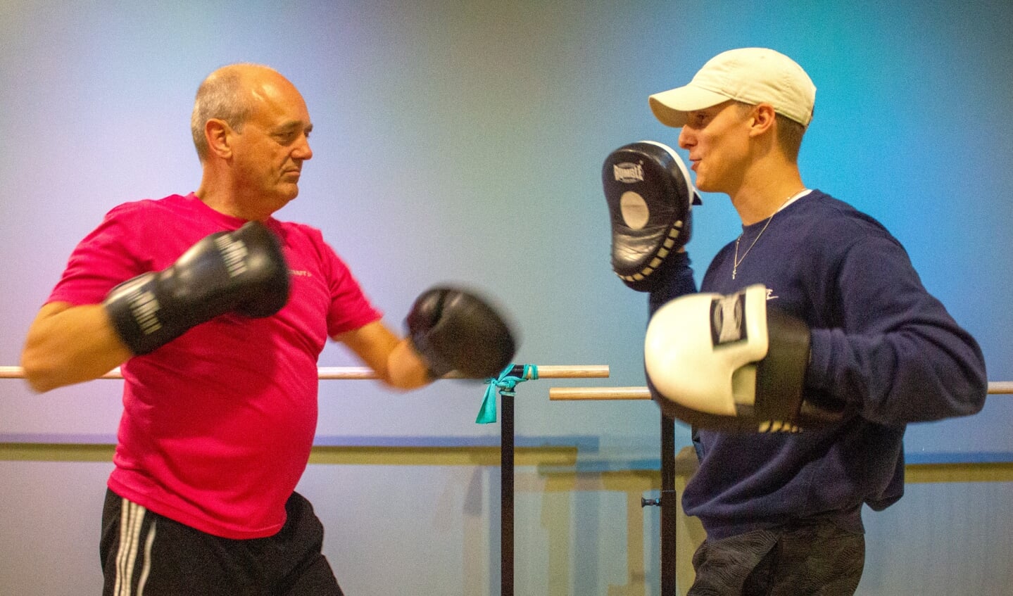 DJ gaat los op de bokspads van zijn personal trainer Rogér van Kooij.