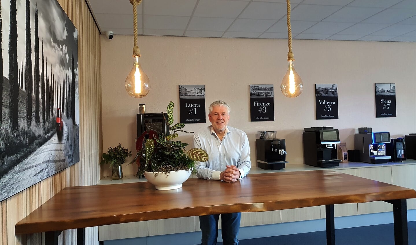 Martin Hobé, trotse eigenaar van Italian Coffee Company. Hij betrok onlangs een nieuw bedrijfspand aan de Betsy van Goorstraat 15-f in Wageningen.
