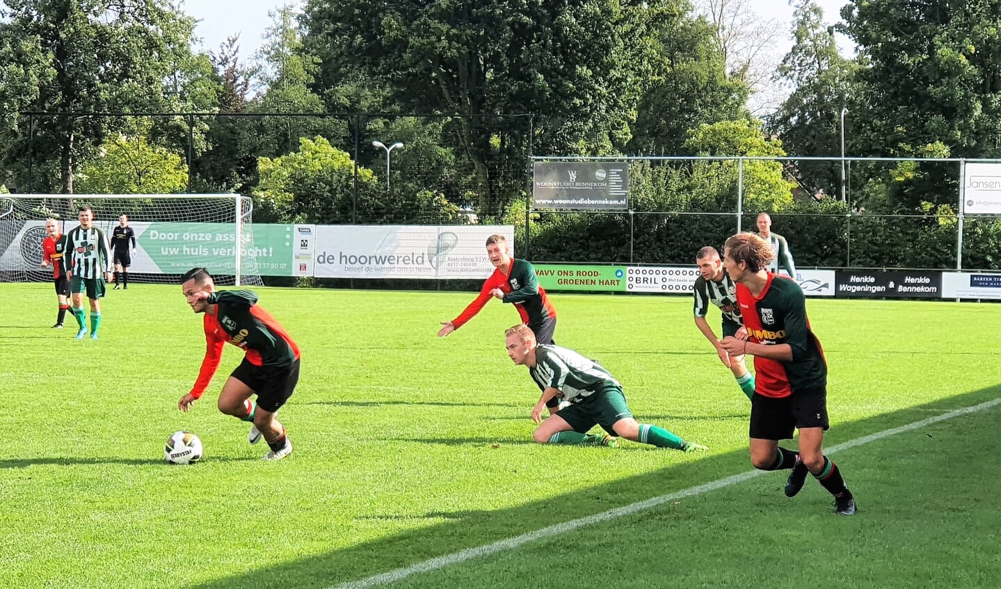 WAVV-aanvaller Jermain Lamers (links met bal) was voor de Wageningen-defensie vaak ongrijpbaar.