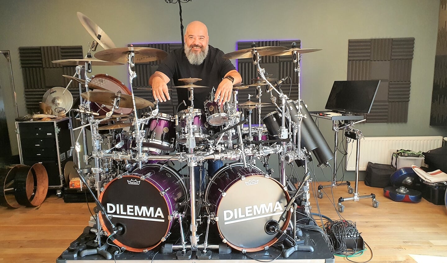 Collin Leijenaar in zijn element. Achter zijn drumstel in zijn Novae Popschool, die nu ook een vestiging in Bennekom heeft.