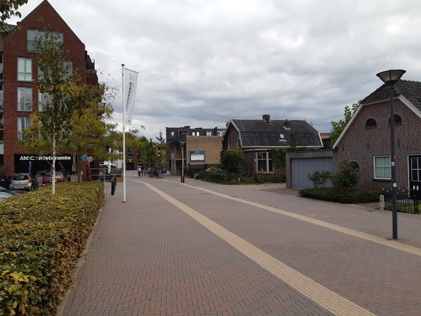De ingang van winkelcentrum De Biezenkamp ter hoogte van de Hamersveldseweg.