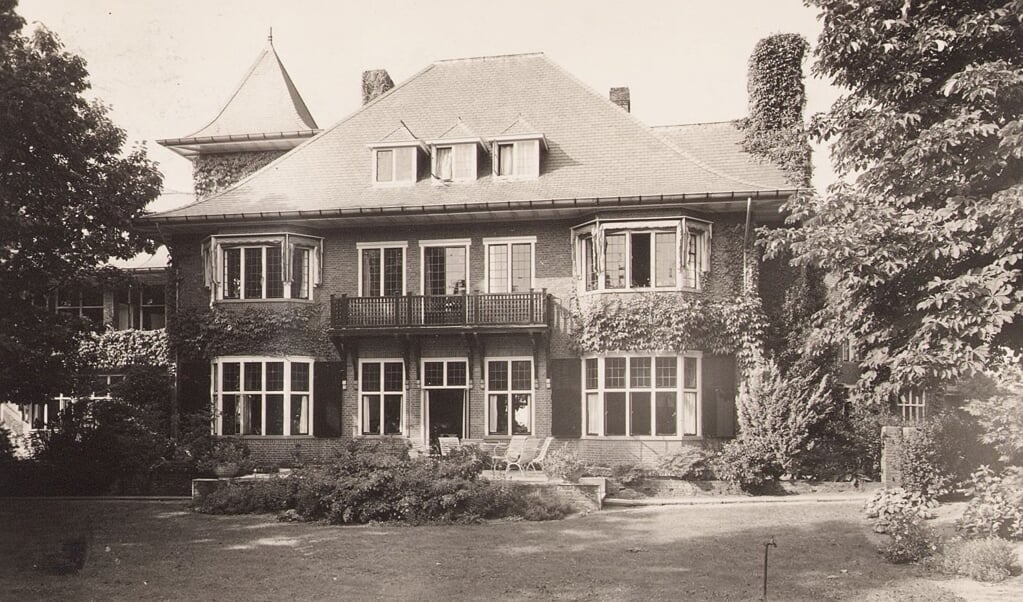 Op het eerste gezicht zien we een fraaie villa op de Berg, maar het gebouw is het oude ziekenhuis De Lichtenberg.  