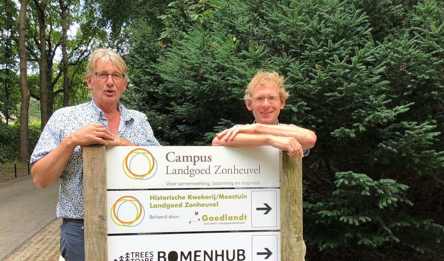 Peter van Doorn (l) en Wim Oolbekkink zoeken jongeren, die zich willen inzetten voor natuur en duurzaamheid in Nederland.