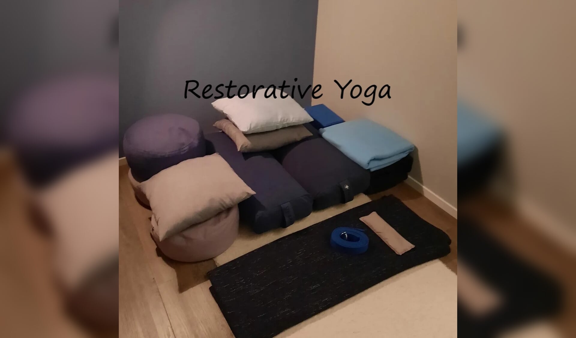 Kussens en dekens tijdens de Restorative Yoga