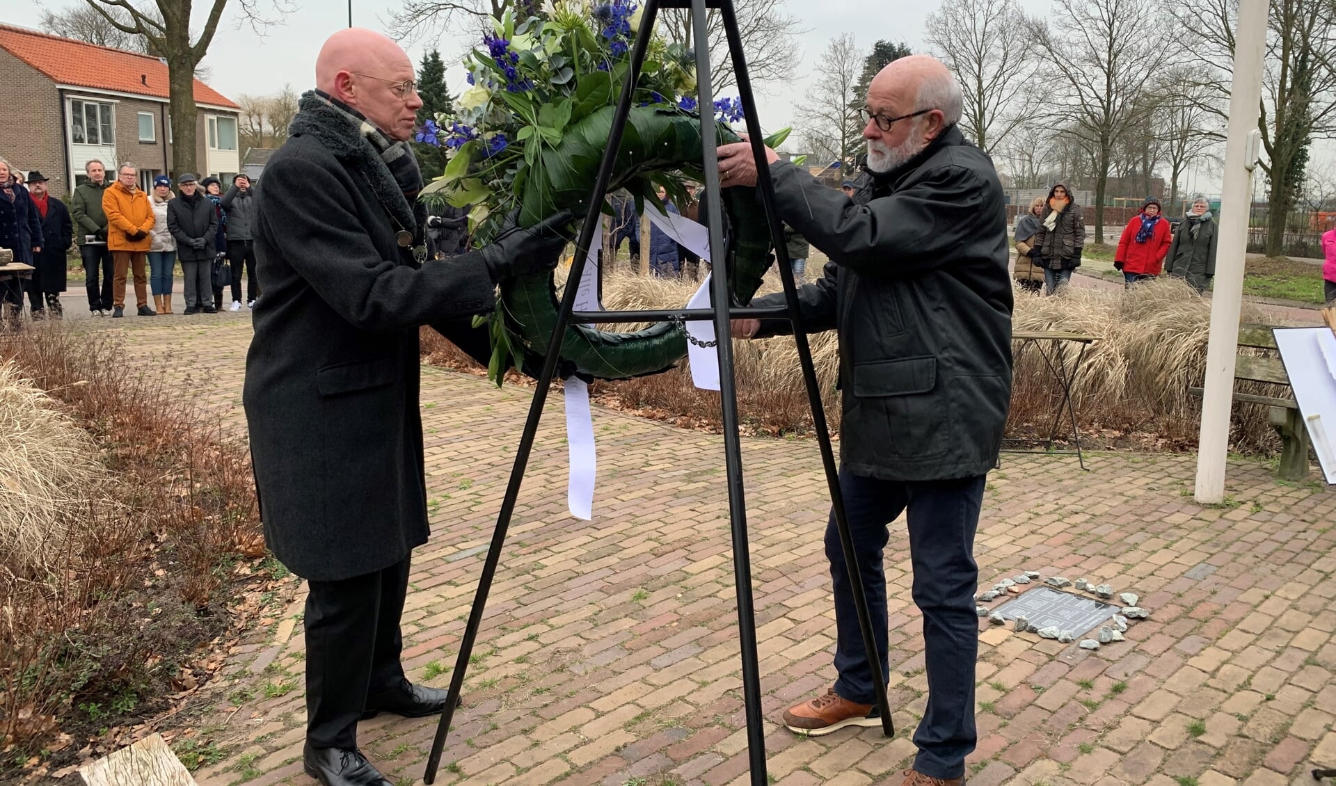 Burgemeester Gilbert Isabella en nabestaande Gerrit Hulshof legden een krans bij het herdenkingsmonument in Schalkwijk 
