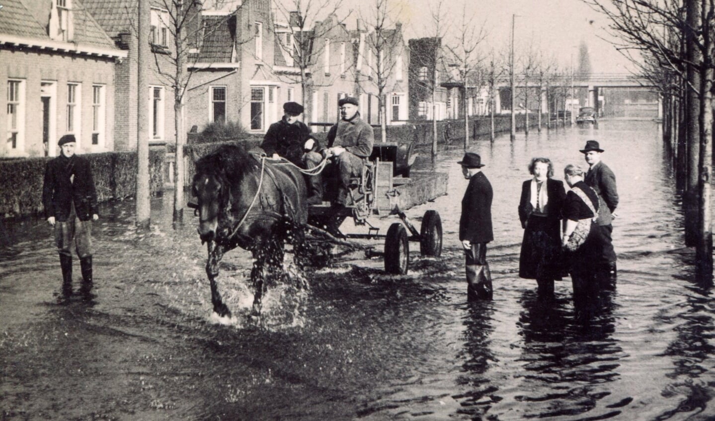Met paard en wagen op de Stationsweg in Sliedrecht.
