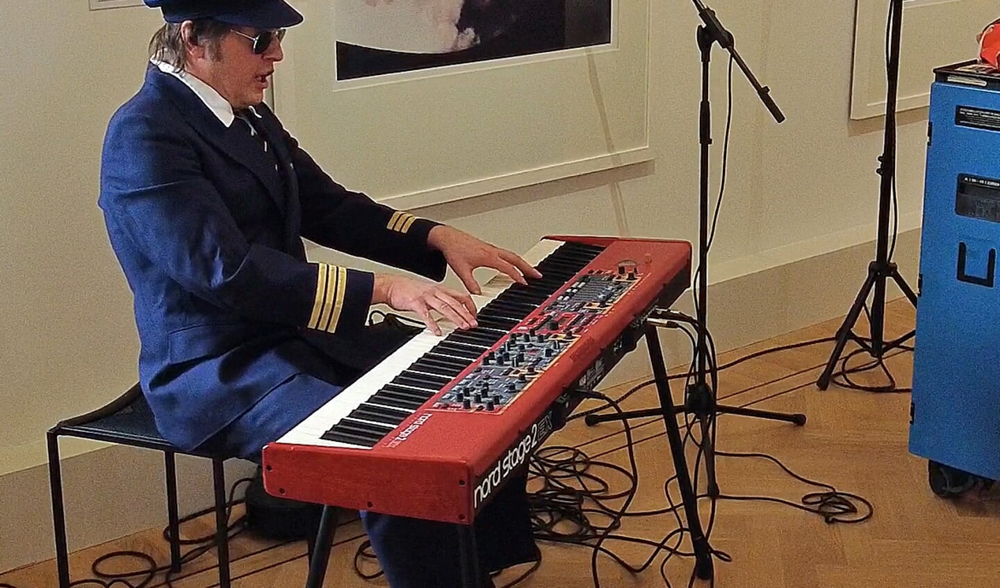 Izak Boom als piloot met zijn orgel