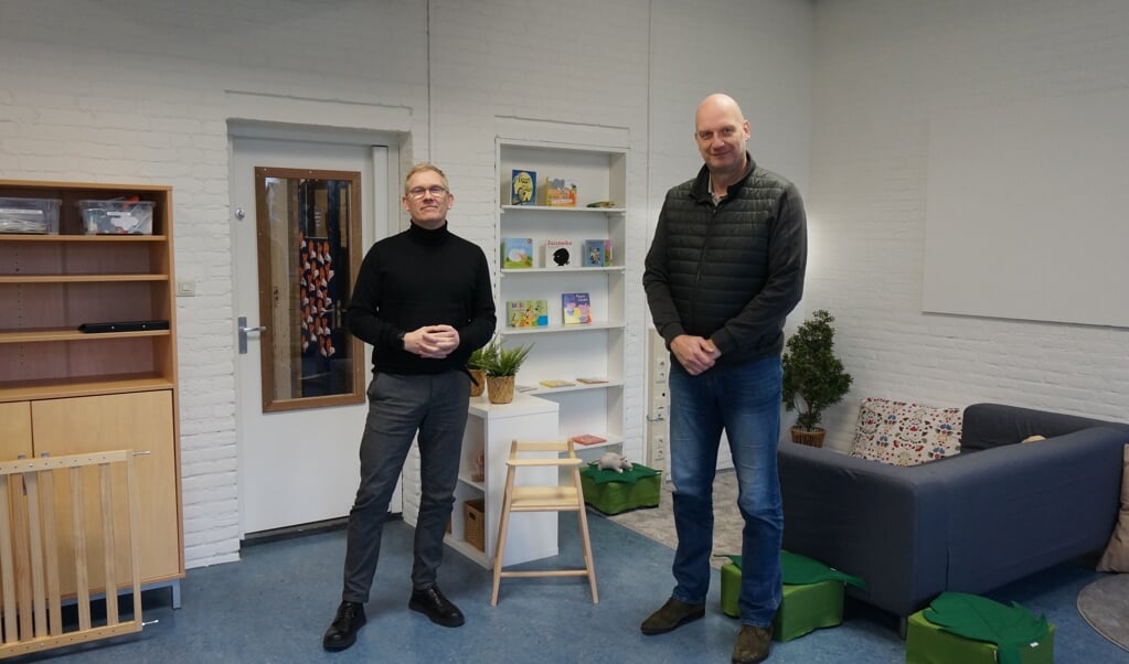 Dennis Peek van Kindercampus Blokhuus (rechts) en André Feije, regiodirecteur Midden-Nederland van Humankind. 