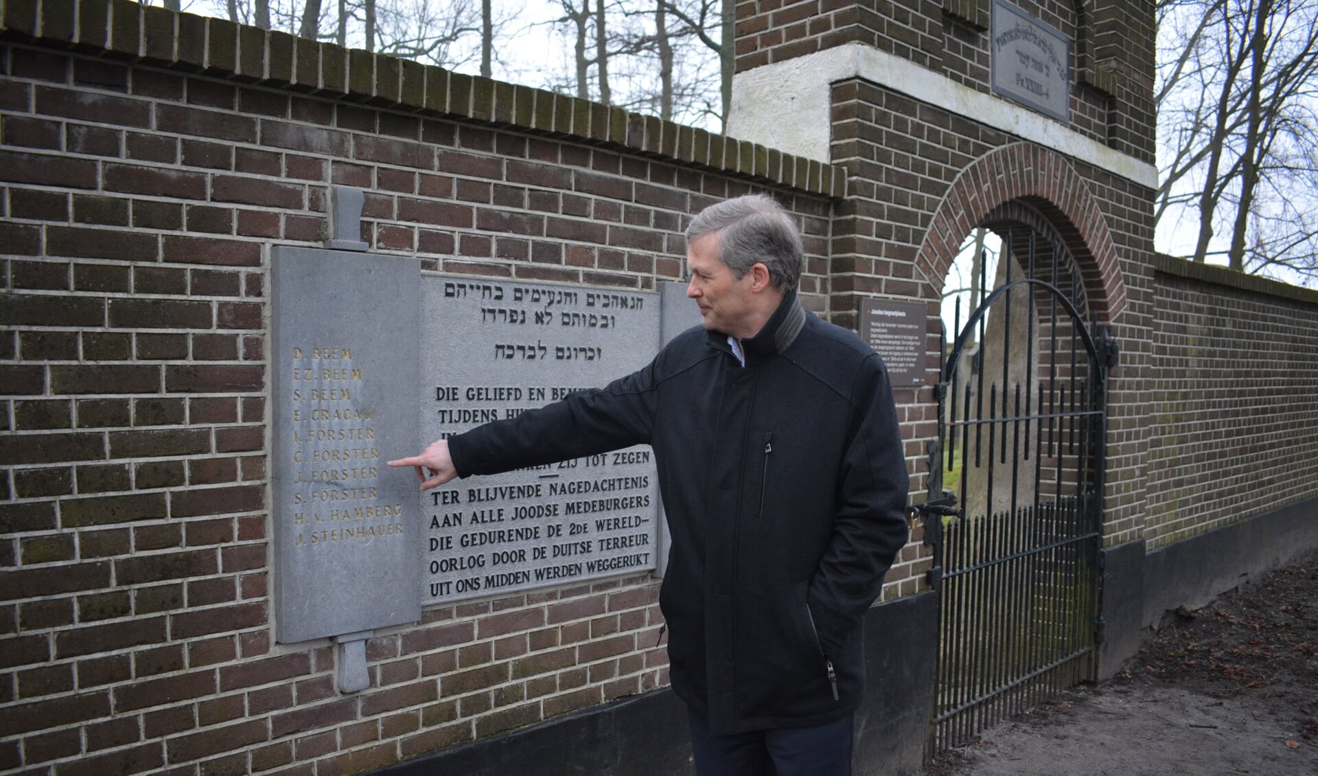Jan Swager bij de Joodse begraafplaats. 