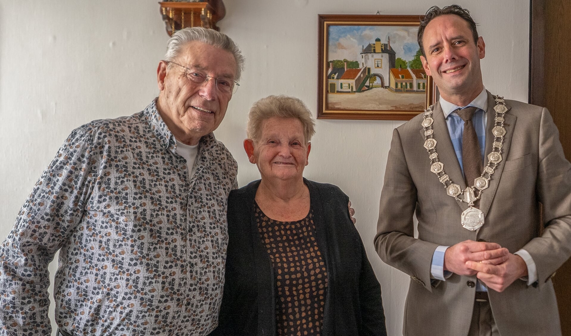Jan en Marie op de foto met burgemeester Van Schaik.