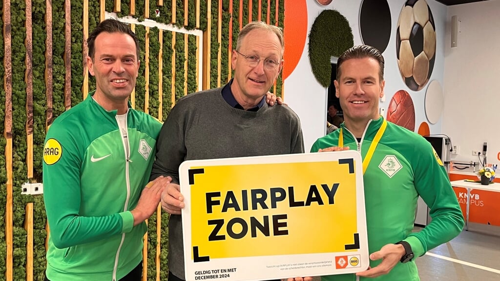 Bas Nijhuis (l), Evert de Graaf (m) en Danny Makkelie (r) met het 1e uitgereikte Fairplay zone bord)