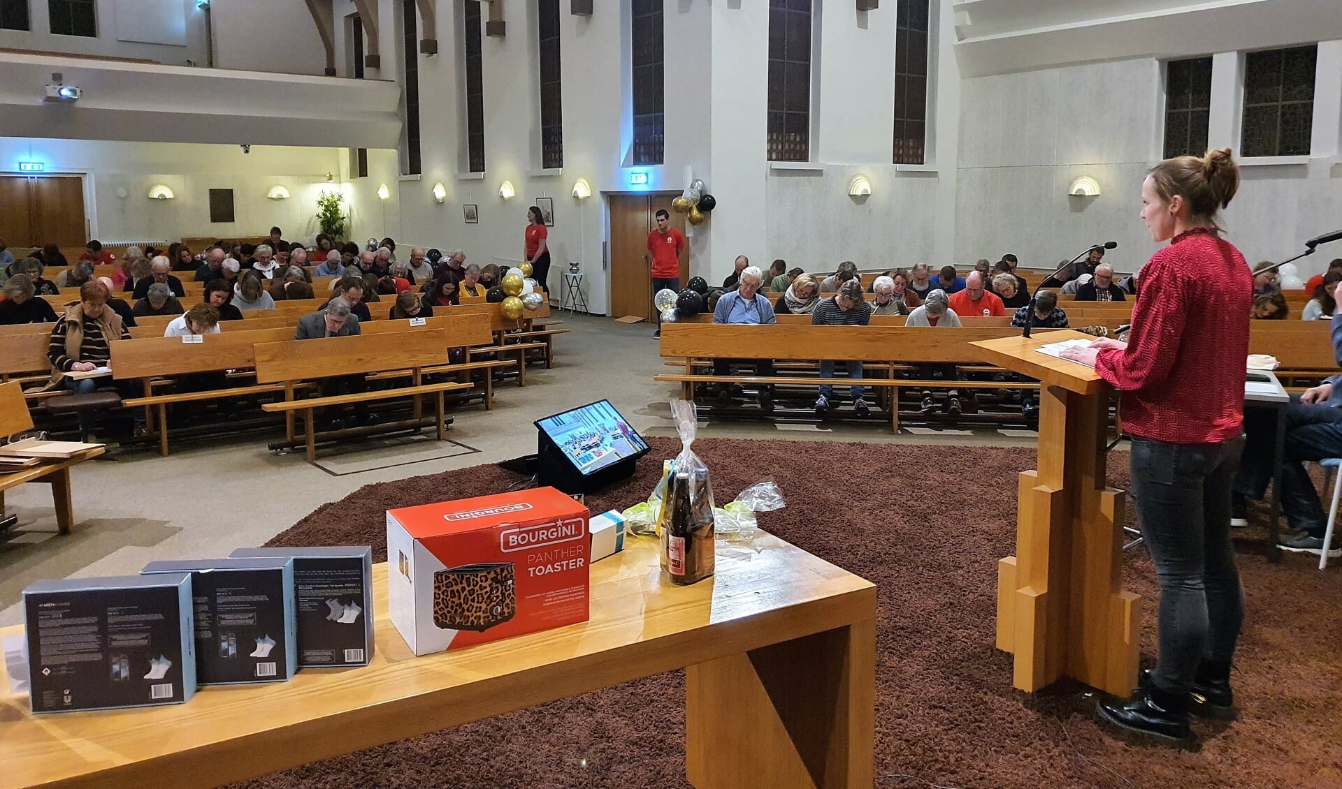 In een met bijna 150 deelnemers goed gevulde Brinkstraatkerk las 'juf' Marloes Tollenaar het Groot Bennekoms Dictee voor.