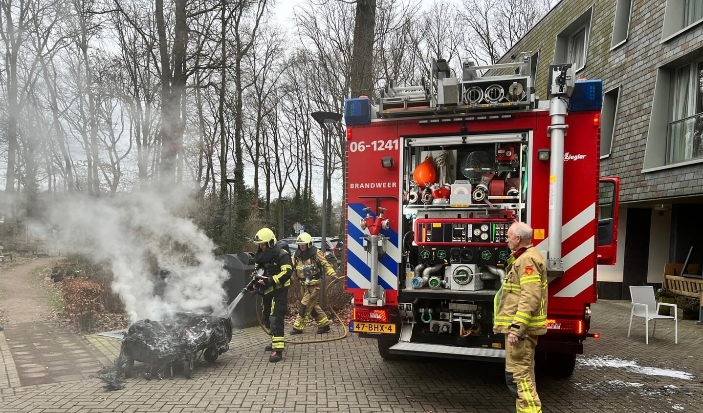 Bij woonzorgcentrum De Amaniet in Ermelo is de brandweer ingeschakeld voor een containerbrand.