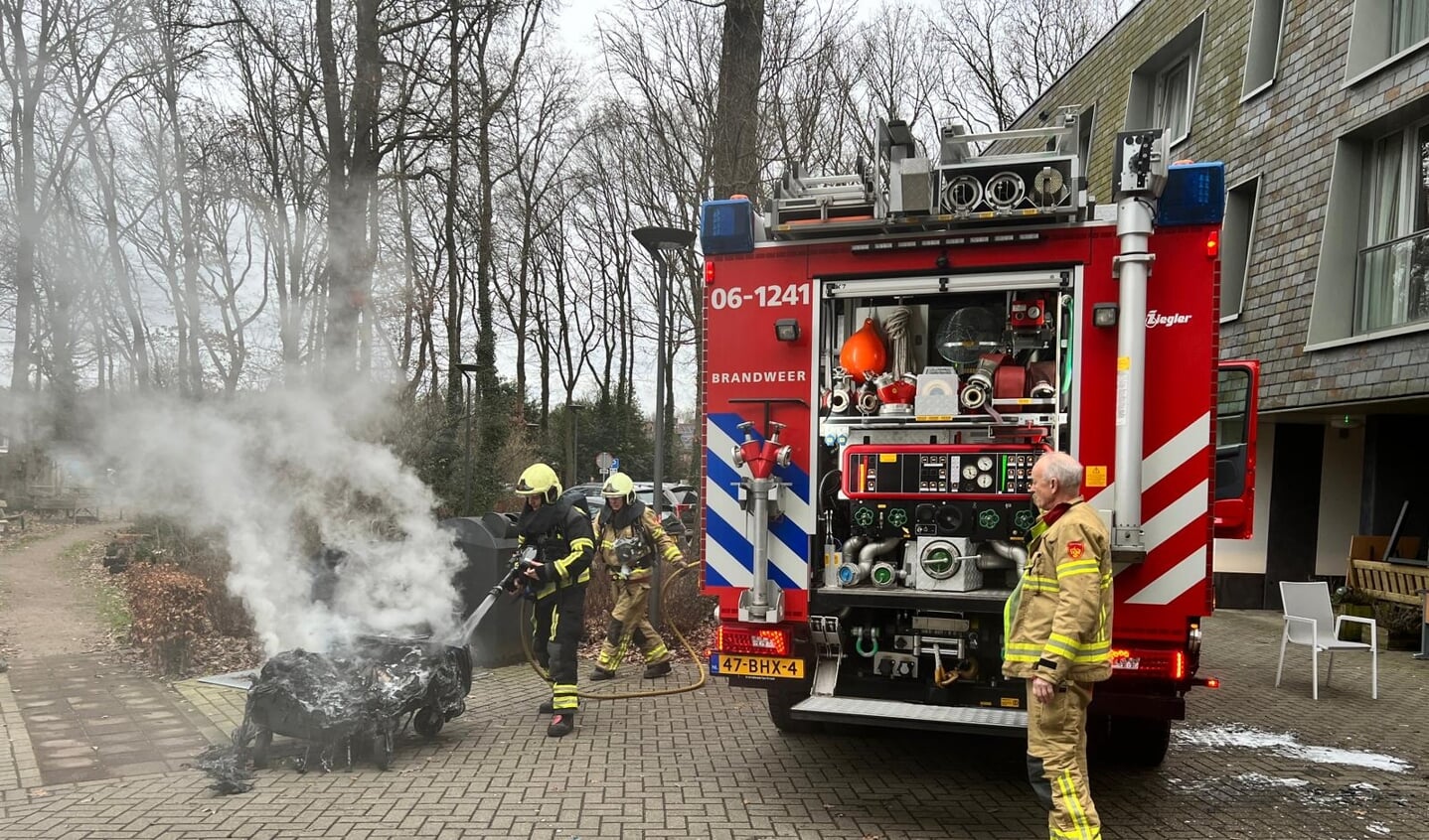 Bij woonzorgcentrum De Amaniet in Ermelo is de brandweer ingeschakeld voor een containerbrand.  