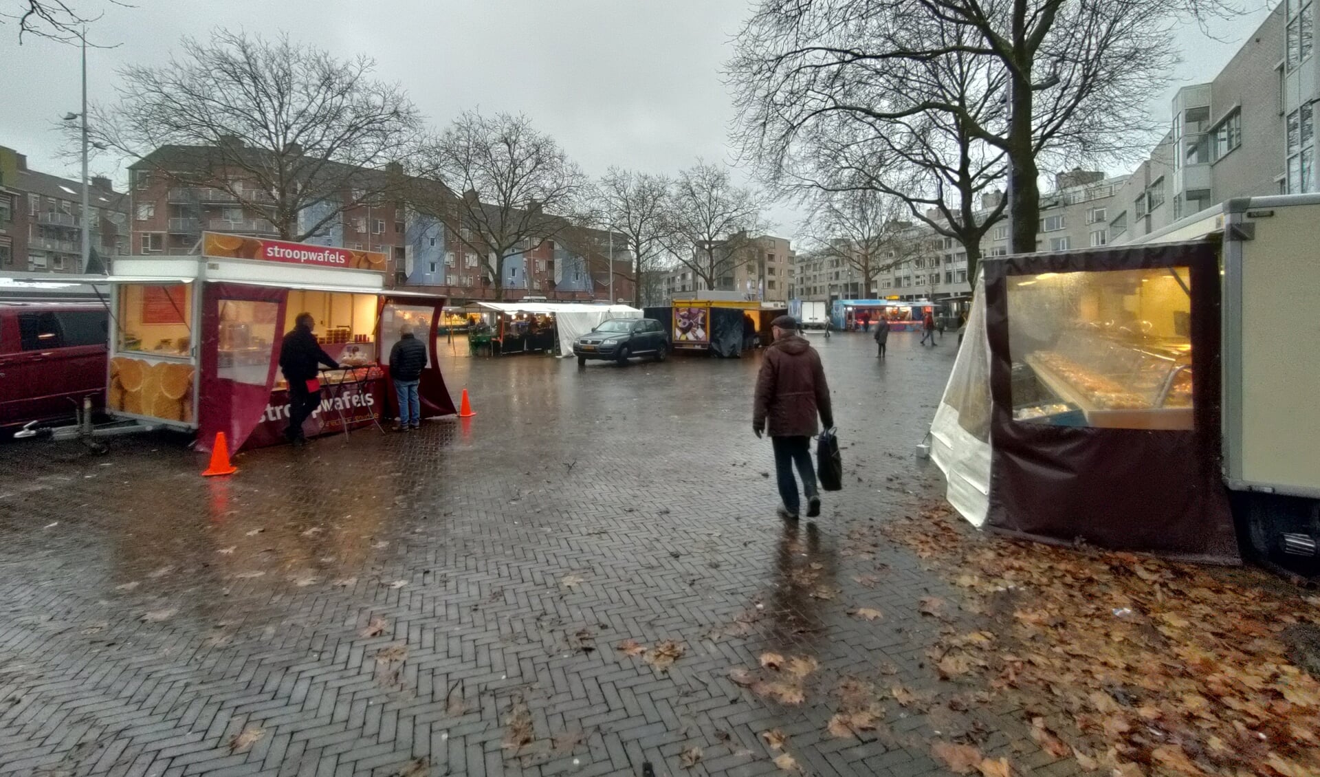Door harde wind en regen maakte de markt donderdag een valse start bij de terugkeer op de oude plek op het Marktplein.