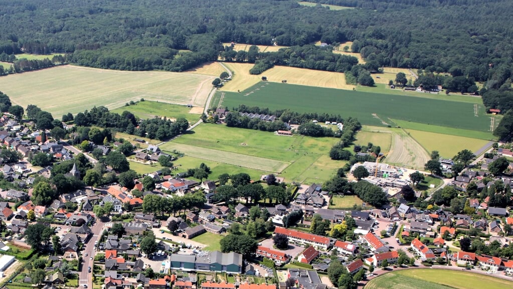 Garderen vanuit de lucht. Het bouwplan is gesitueerd tussen het oude dorpshuis De Koepel (rechts) en de Hoge Boeschoterweg.