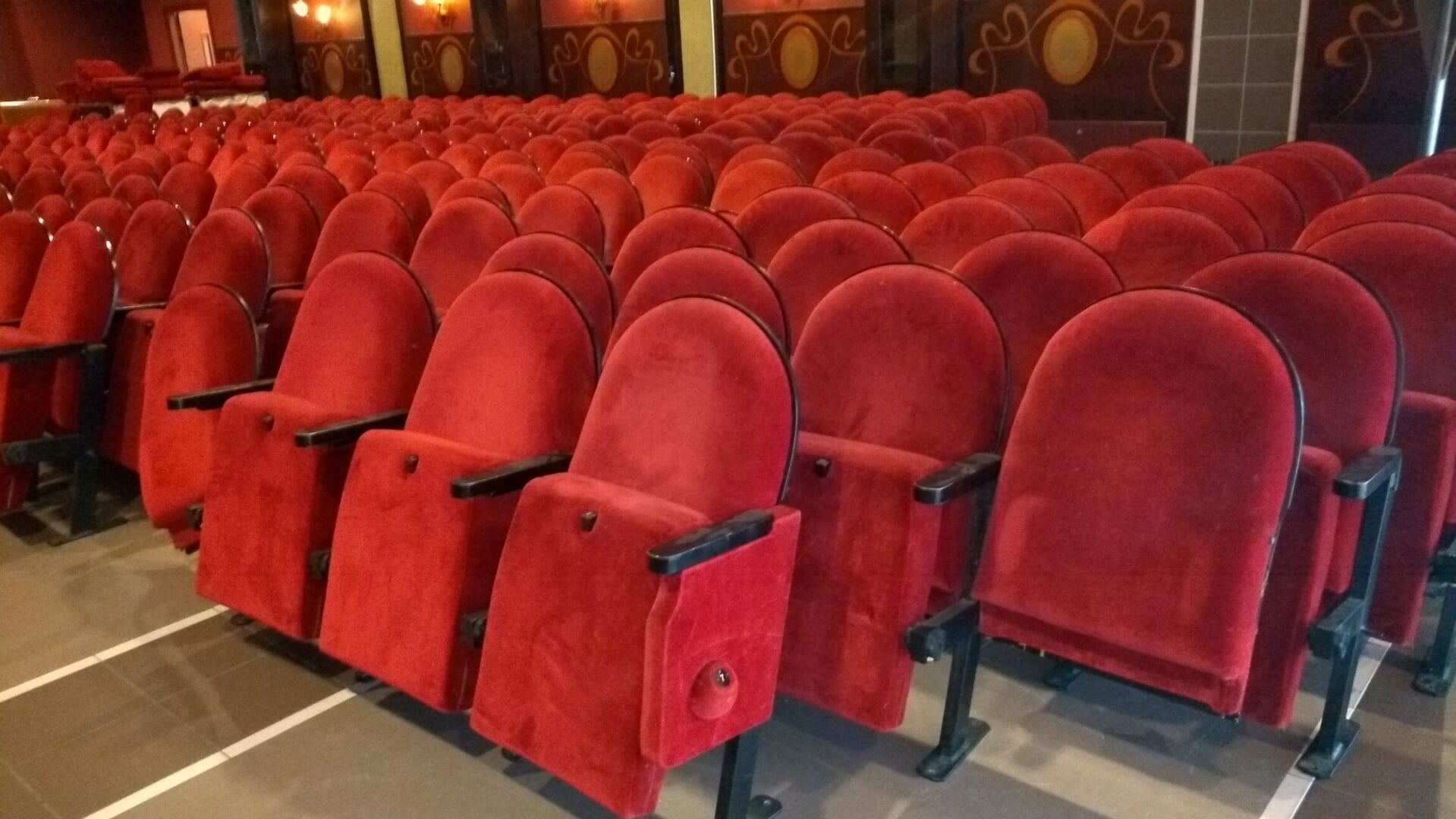 Het terugplaatsen van de theaterstoelen begin 2023 kostte 12.000 euro