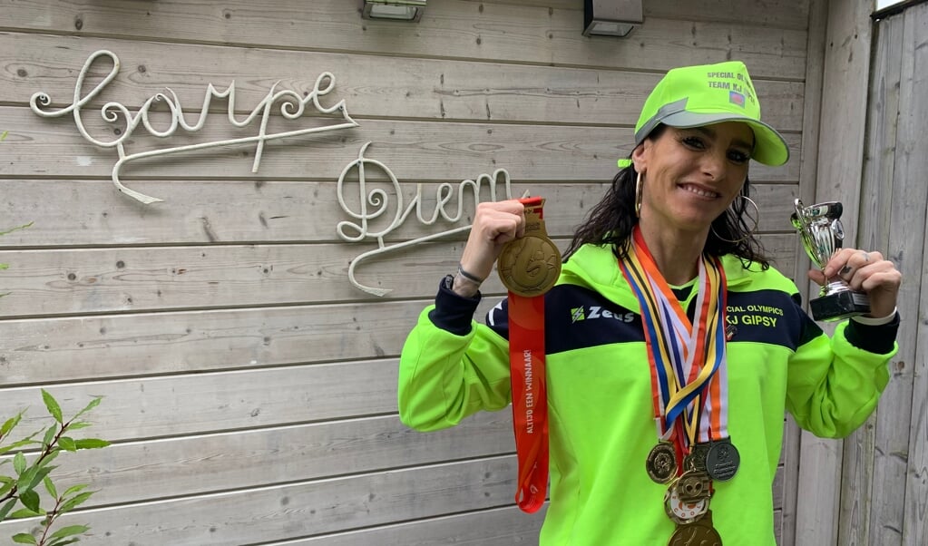 KJ is trots op alle prijzen die ze vorig jaar won op de Special Olympics