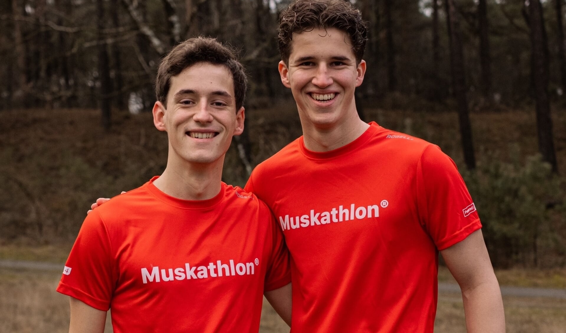 Jacco (links) en Thomas (rechts) Petersen lopen de Muskathlon 2023 in Ghana.