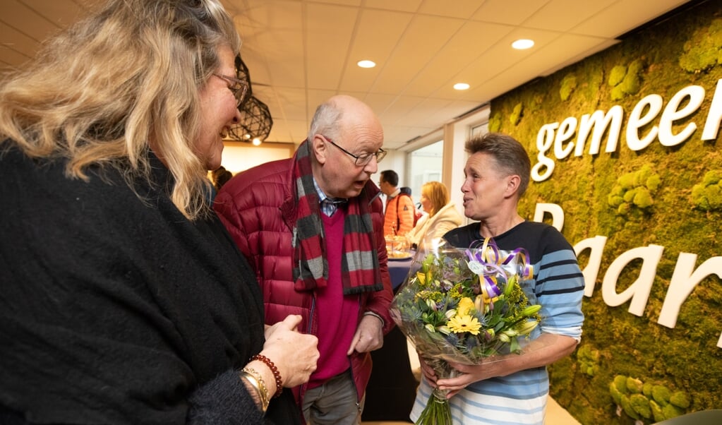 Daphne Fiorentinos (Uitkijck) en Wim Egels (gemeente) wensten Irene gistermiddag veel geluk tijdens haar afscheidsreceptie.