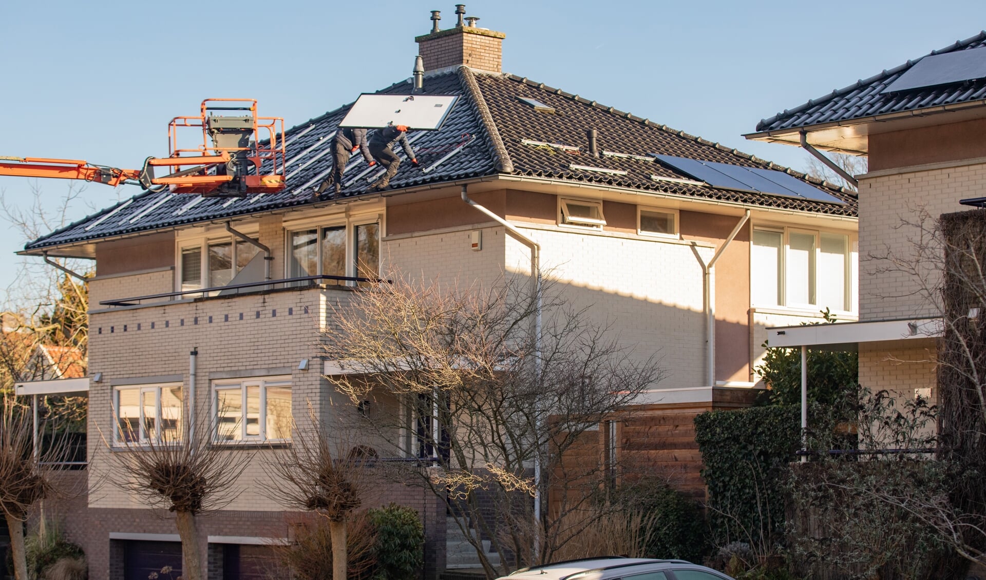 De recente installatie van de zonnepanelen op de woningen aan de Roos van Dekamahof. 