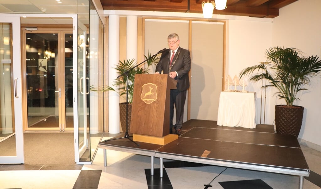 Burgemeester Lambooij spreekt de aanwezigen toe tijdens de nieuwjaarsbijeenkomst van de gemeente Putten.