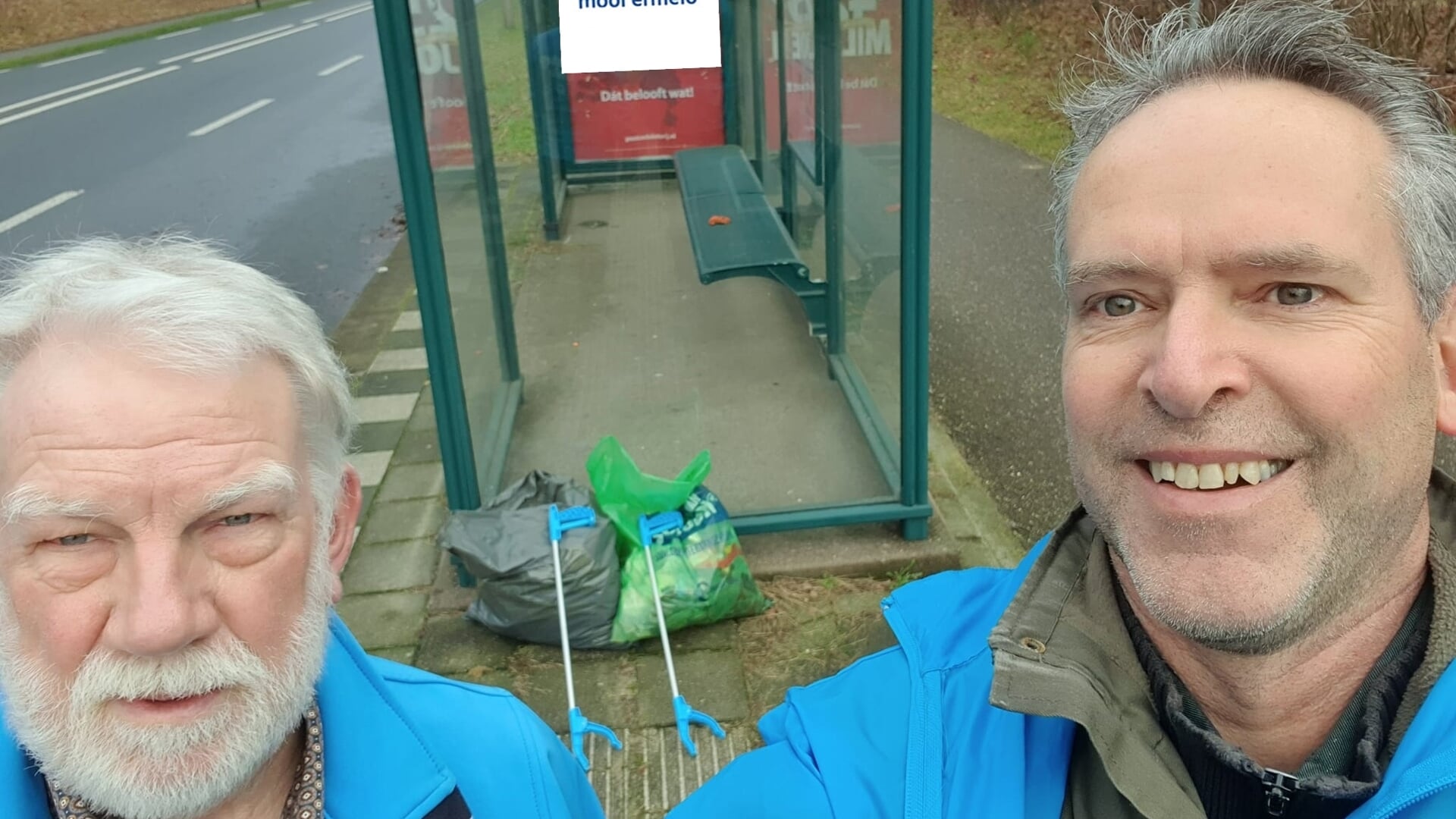 Jos (links) en Dick, gemeenteraadsleden van Ermelo, rapen zwerfafval met behulp van de met app HelemaalGroen.