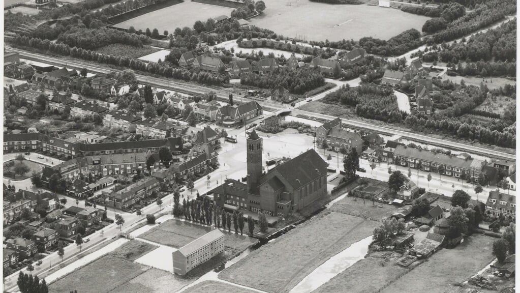 De Kalfjeslaan en de Augustinuskerk in 1954.