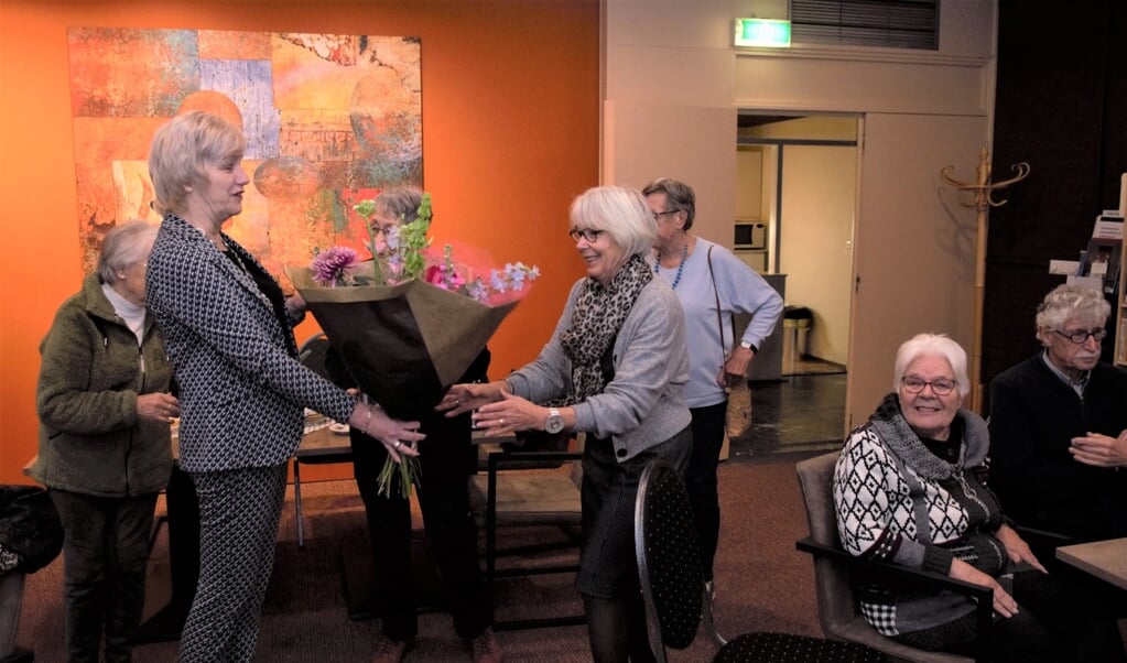 Paula van den Born was overrompeld toen burgemeester Agnes Schaap haar een bos bloemen overhandigde voor haar kranige optreden.