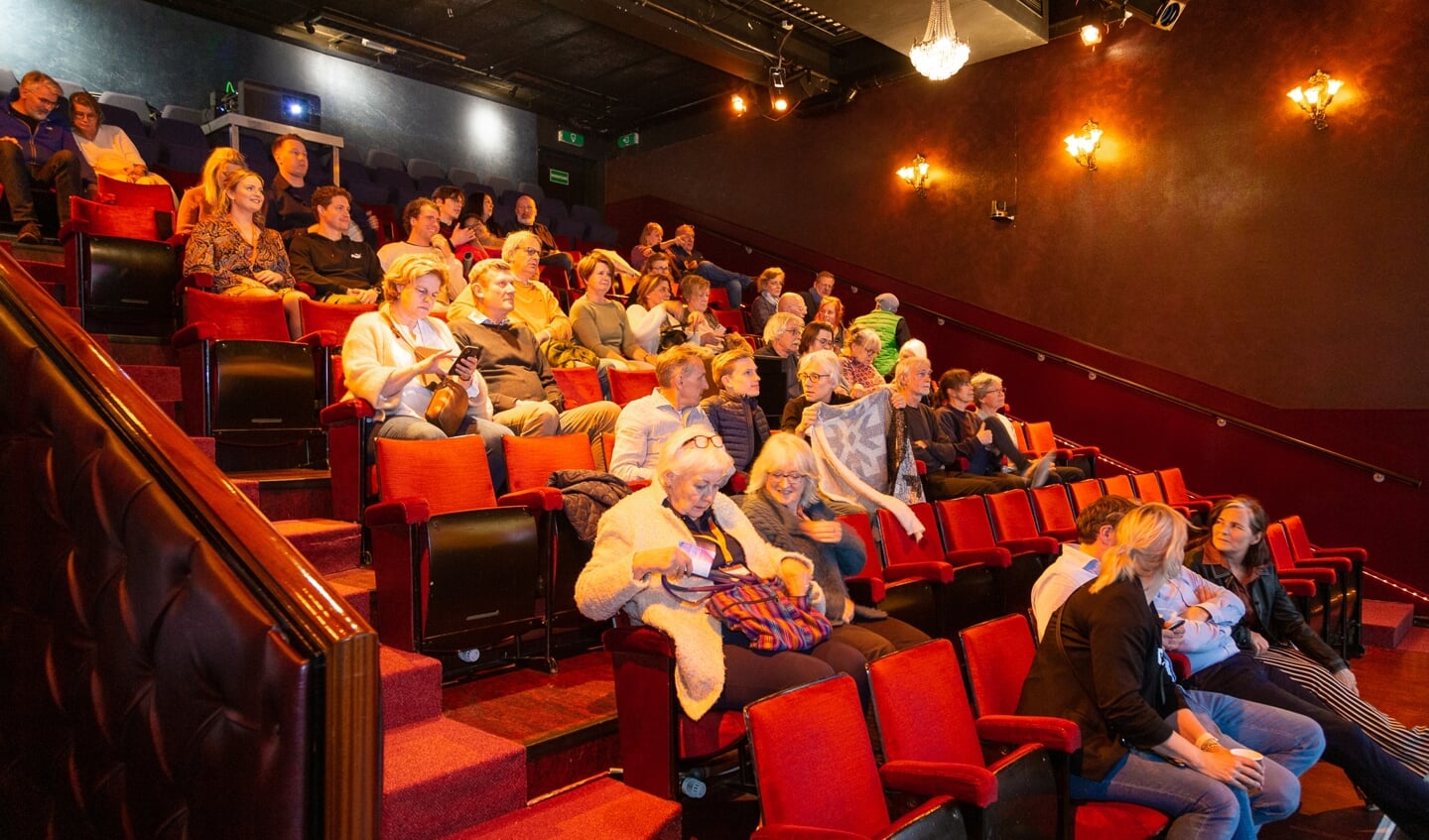 Bezoekers genieten van film bij IFFG special Theater Peeriscoop. 