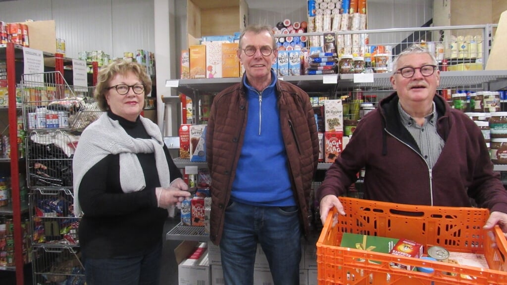 Antoinette (links), Hans (midden) en Paul (rechts) doen goed werk bij de Voedselbank in Harderwijk.