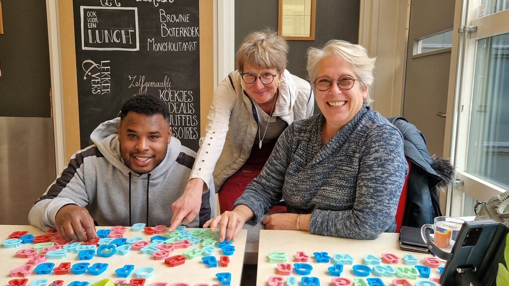 V.l.n.r. Bas Feenstra, cliënt van Reinaerde, Anja Tekelenburg en Edith van den Berg werken samen aan de Poëzietafel