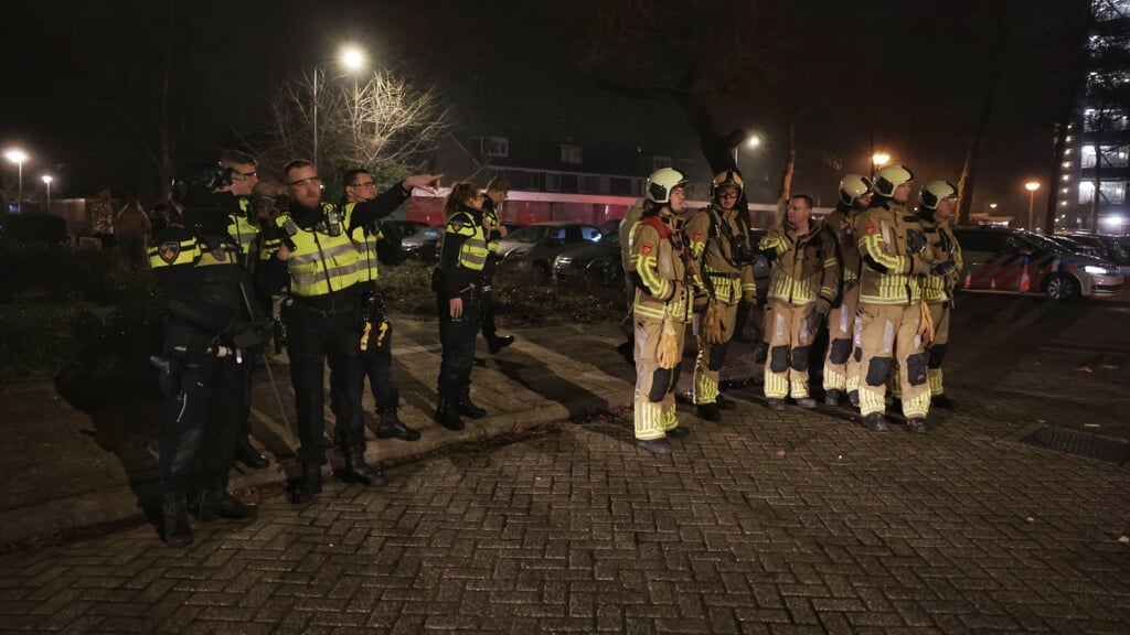 Een grimmige situatie in Zeist: de brandweer moest zich terugtrekken terwijl de politie wachtte op versterking.