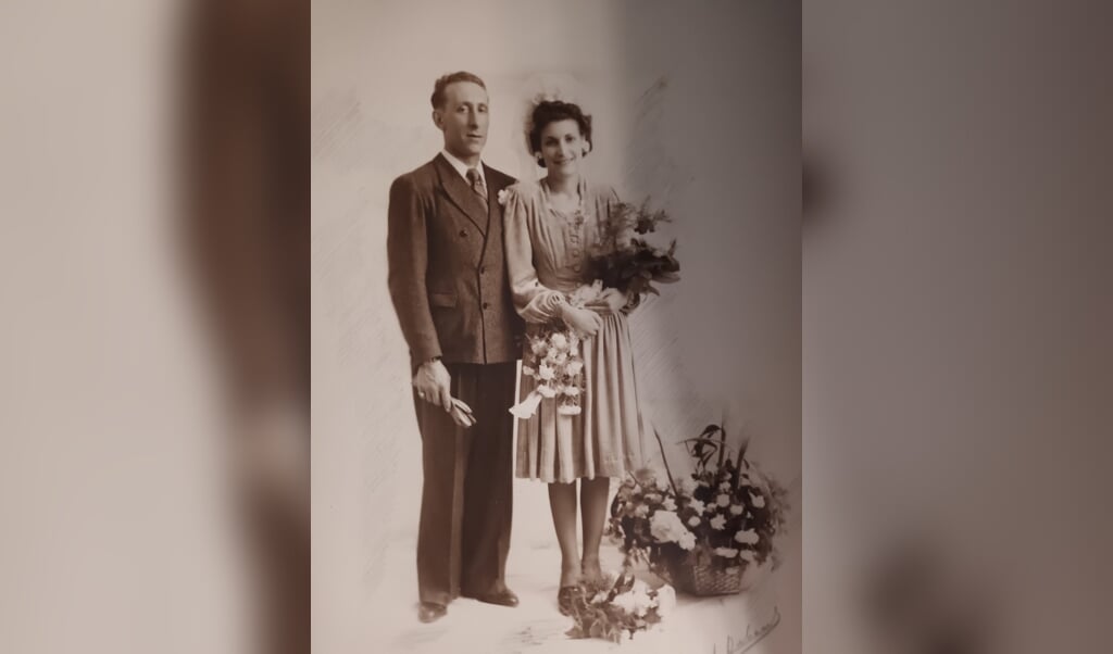 Trouwfoto Teunis den Uil en Jeannine Léontine Chatelin op 11 mei 1946 in Sevran, Frankrijk. (bron: Malorie den Uil)