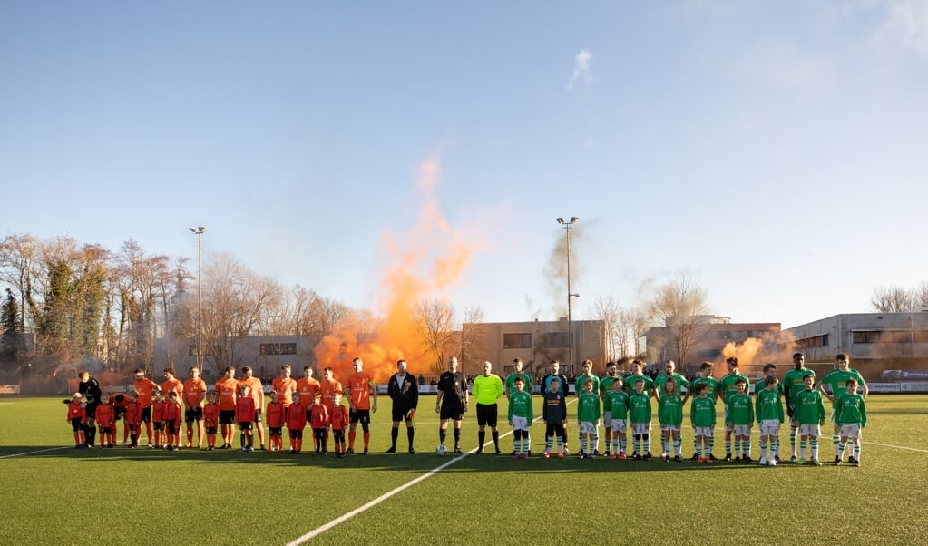 Volop vuurwerk tijdens de Derby TOV - SV Baarn op sportpark ter Eem in Baarn..
Dat vuurwerk ging het meest langs de lijn af onder toeziend oog van veel publiek en ook Burgemeester Mark Röell.