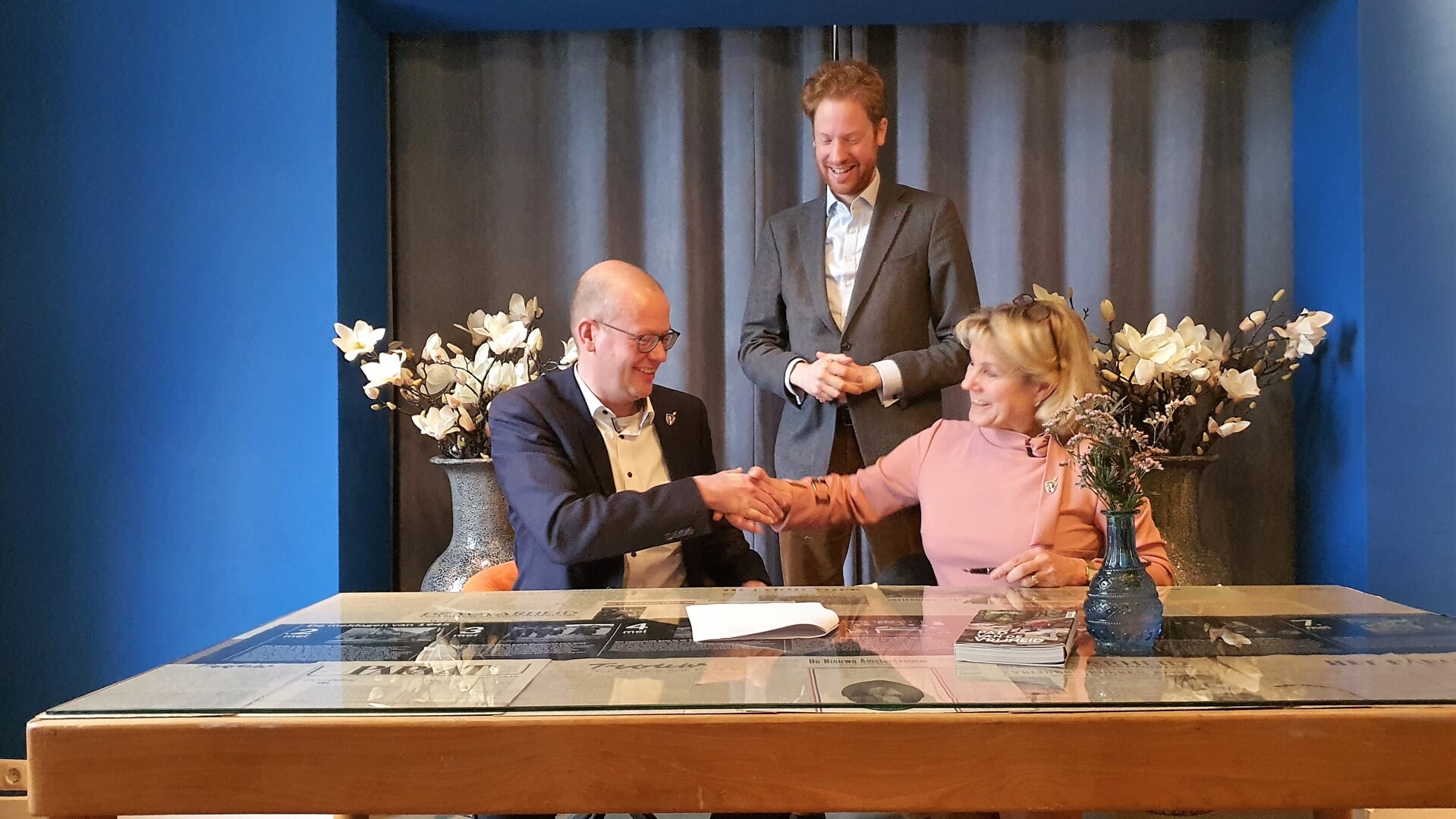 Burgemeester Floor Vermeulen, Dirk Jan Sloots (Menzis) en Tanja Haseloop (Wageningen 45) zijn blij met hun samenwerking.