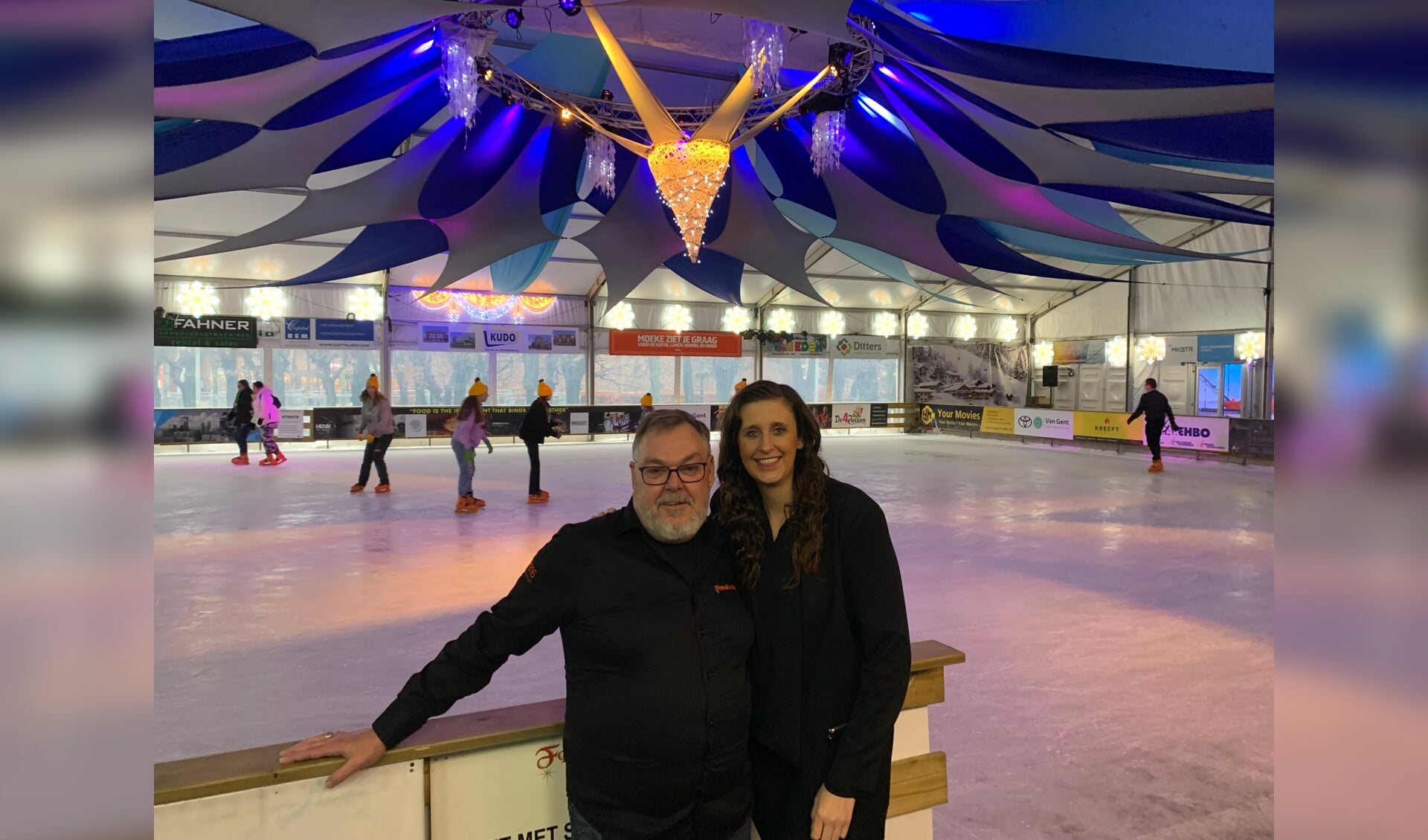 Guus Wijnsouw en Jessica van der Laan bij de ijsbaan op het Raadhuisplein.