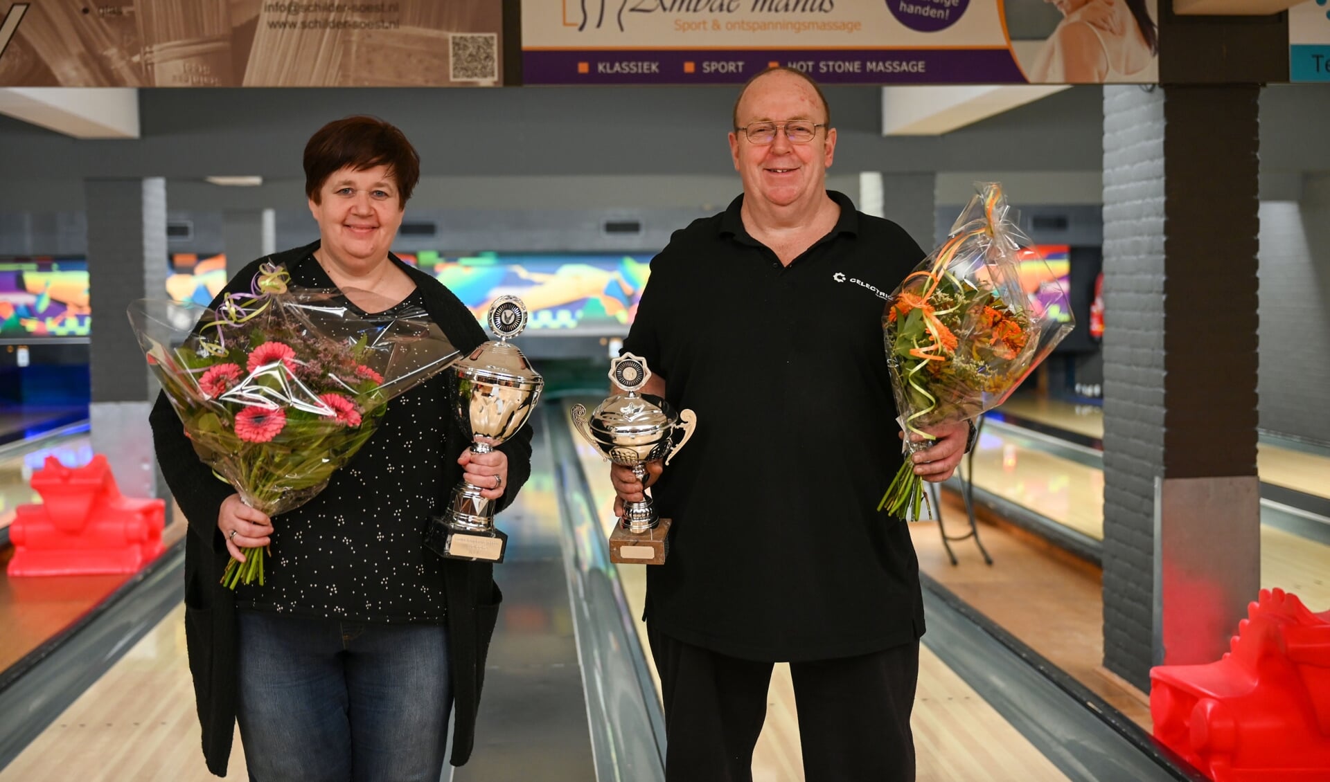 Esther Braaksma en Bart Breunesse lieten zich kronen tot clubkampioen van de Soester Bowling Vereniging.