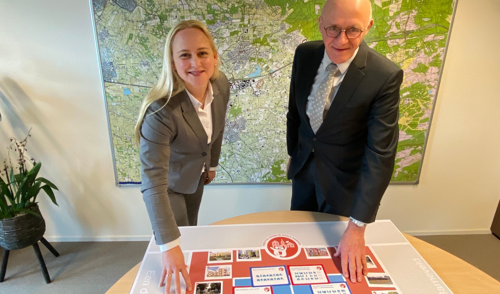 Wethouders Mijntje Pluimers en Bennie Wijnne presenteren het Barnevelds Toekomstspel: Groeten uit 2040.